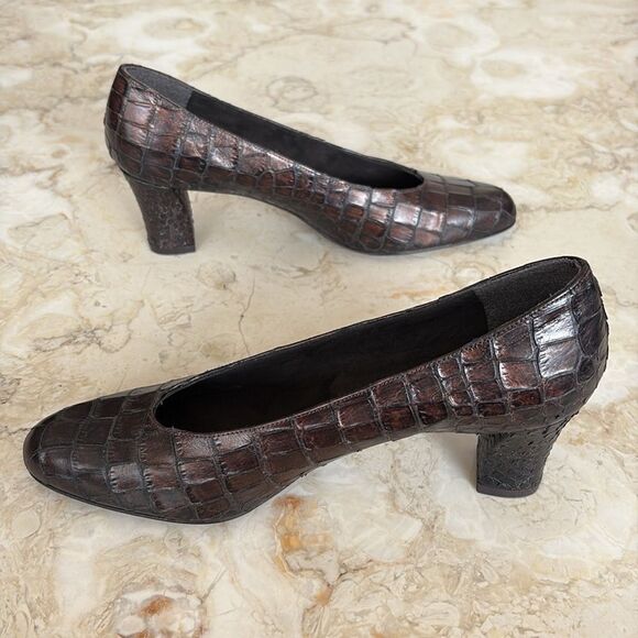 Stuart Weitzman Crocodile Leather Pumps Vintage 2” Heels - Picture 6 of 14